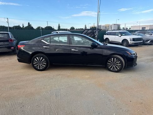 Used 2023 Nissan Altima 2.5 SV FWD image 4