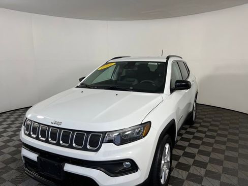 Used 2022 Jeep Compass Latitude image 3