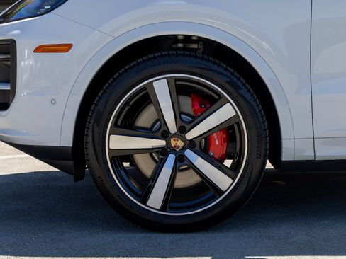 New 2025 Porsche Cayenne S image 13