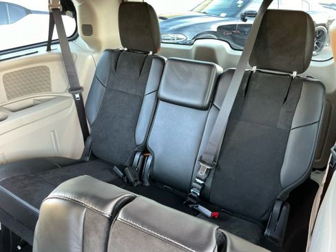 Used 2016 Chrysler Town & Country Limited image 28