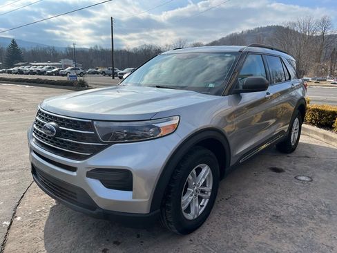 Used 2022 Ford Explorer XLT image 3