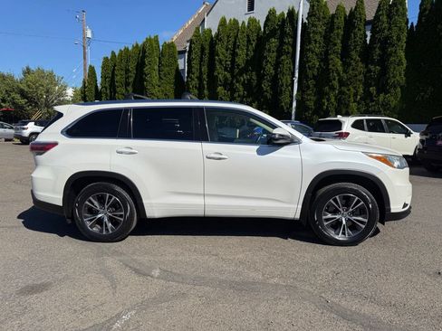 Used 2016 Toyota Highlander XLE AWD/4WD image 11