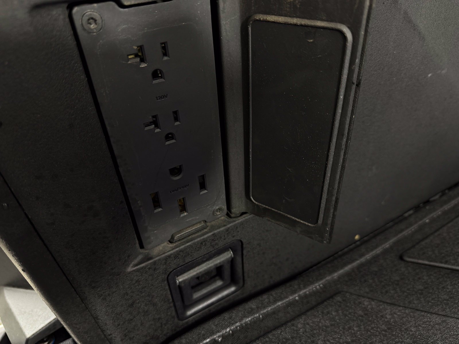 Used 2024 Tesla Cybertruck AWD Crew Cab image 13