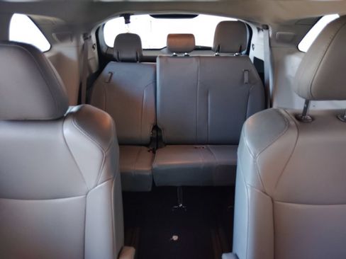 Used 2022 Toyota Sienna XLE w/ XLE Plus Package FWD image 16