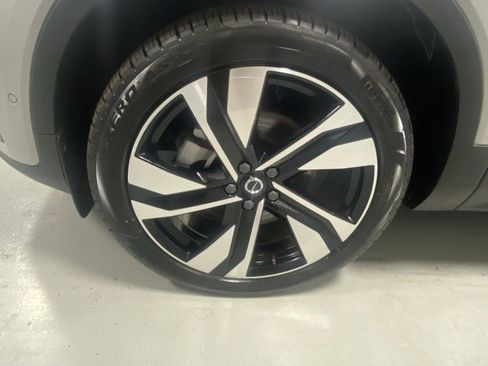 Certified 2025 Volvo XC40 B5 Plus image 5