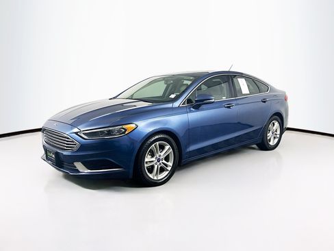 Used 2018 Ford Fusion SE w/ Fusion SE Technology Package FWD image 3