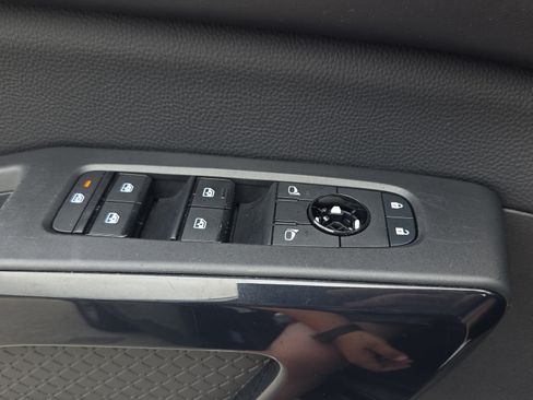 Used 2025 Nissan Pathfinder SV FWD image 27