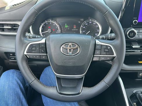 Used 2023 Toyota Highlander XLE image 25