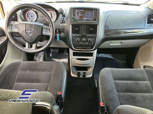 Used 2019 Dodge Grand Caravan SE w/ UConnect Hands-Free Group image 15