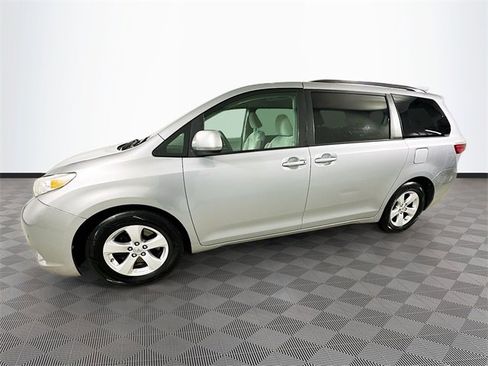 Used 2017 Toyota Sienna LE image 9