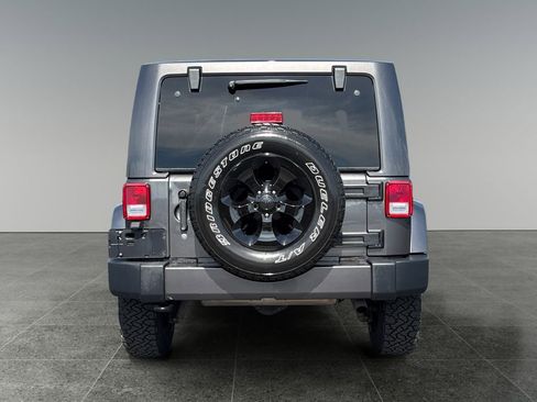Used 2018 Jeep Wrangler Sahara w/ Connectivity Group AWD/4WD image 8