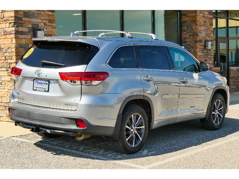 Used 2018 Toyota Highlander XLE AWD/4WD image 3