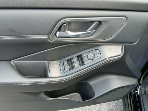 Used 2025 Nissan Rogue SV w/ SV Premium Package FWD image 32