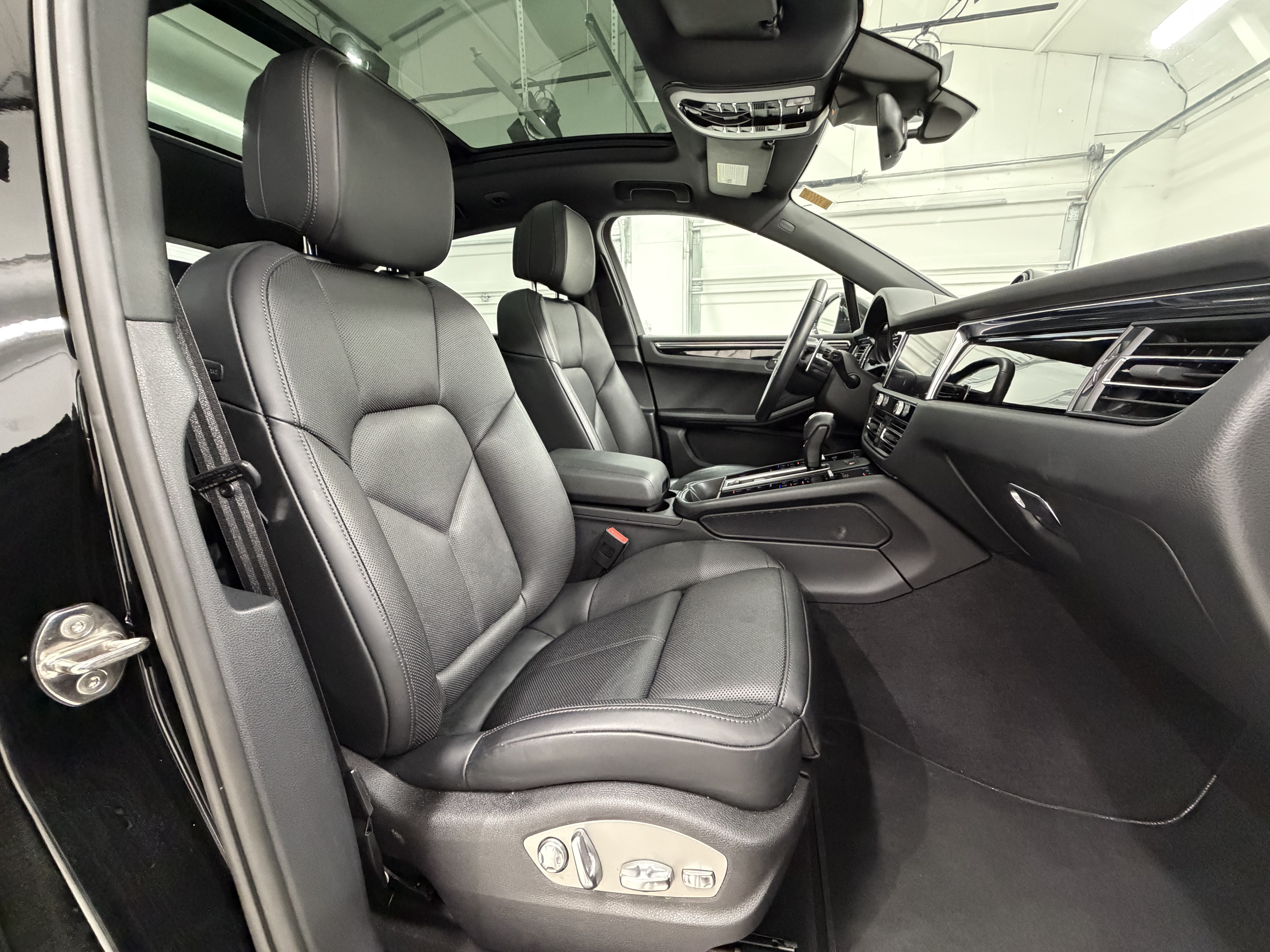 Used 2025 Porsche Macan AWD/4WD image 23