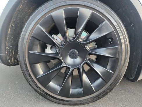 Used 2024 Tesla Model Y Long Range AWD/4WD image 17