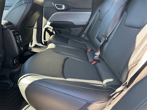 Used 2024 Jeep Compass Latitude image 21