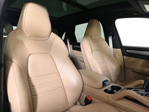 Used 2023 Porsche Cayenne Platinum Edition image 19
