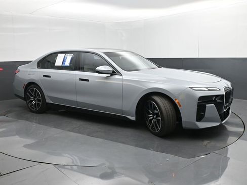 Used 2024 BMW 760i xDrive w/ Premium Package 2 image 7