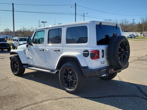 Used 2025 Jeep Wrangler Unlimited Sahara AWD/4WD image 3