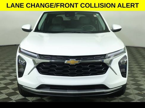 Used 2025 Chevrolet Trax LT w/ LT Convenience Package FWD image 8