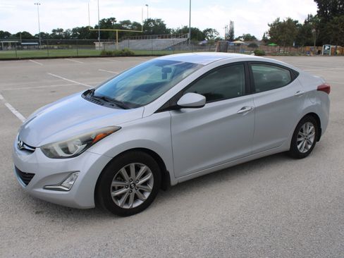 Used 2014 Hyundai Elantra SE w/ Option Group 02 FWD image 4