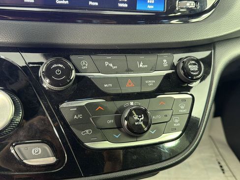 Used 2025 Chrysler Pacifica Select FWD image 30