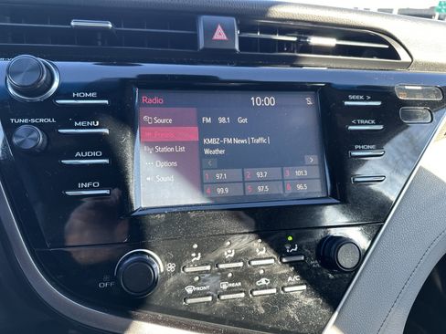 Used 2018 Toyota Camry LE image 21