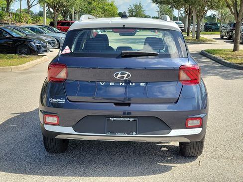 Used 2020 Hyundai Venue FWD image 6