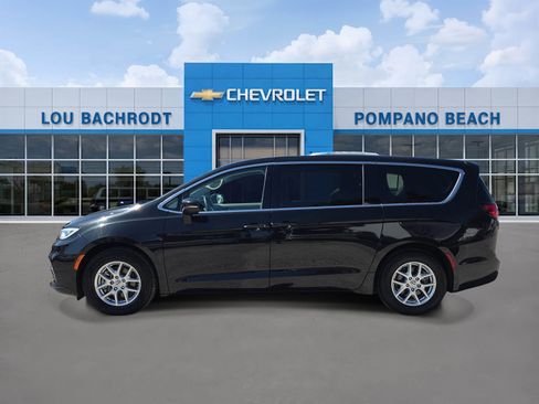 Used 2023 Chrysler Pacifica Touring-L FWD image 4