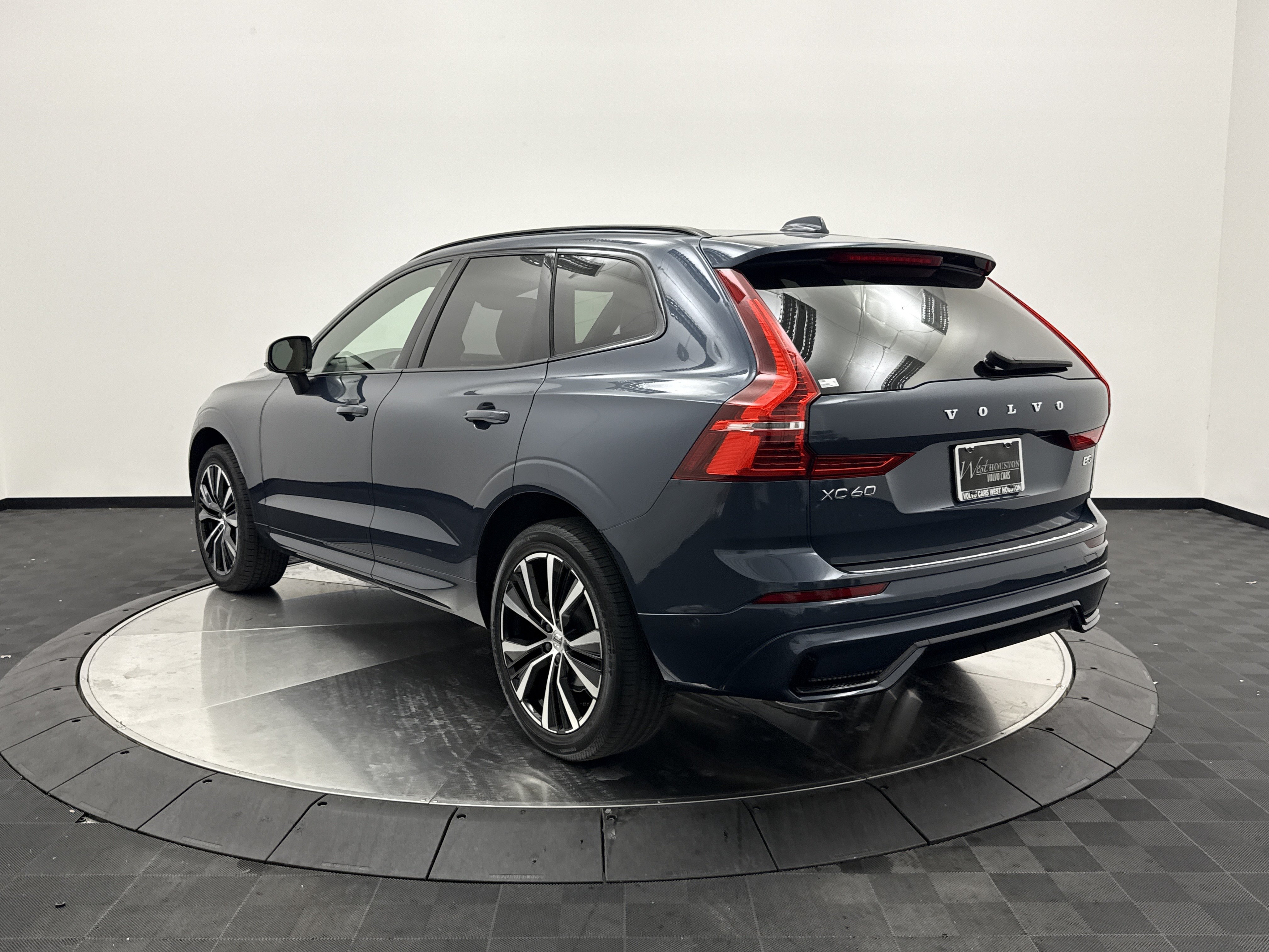 Certified 2024 Volvo XC60 B5 Ultimate w/ Protection Package Premier AWD/4WD image 5