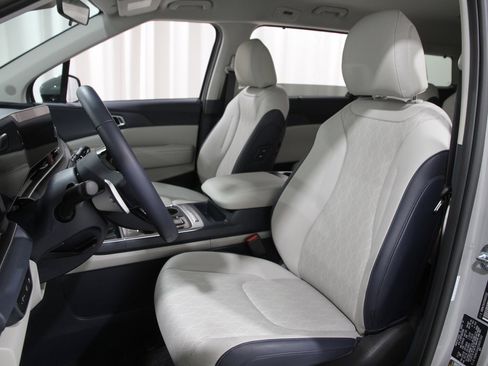 Used 2025 Kia Carnival EX image 5