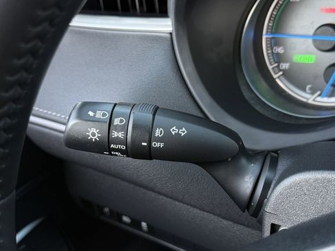 Used 2024 Toyota Venza XLE image 23