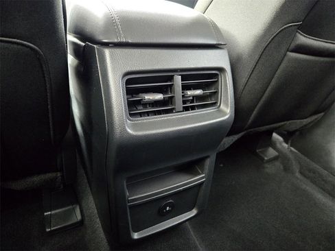 Used 2024 Ford Edge SE image 11