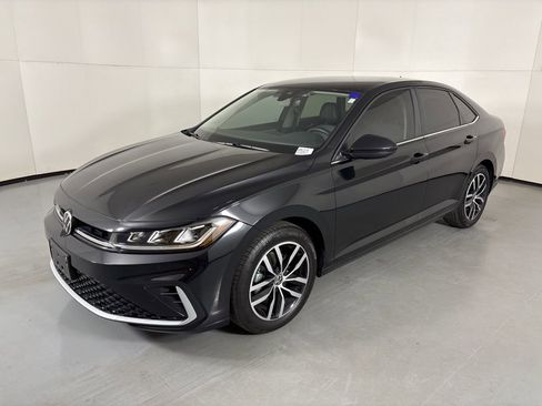 Used 2025 Volkswagen Jetta SE image 4