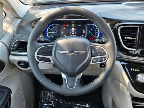 Used 2023 Chrysler Pacifica Limited FWD image 13