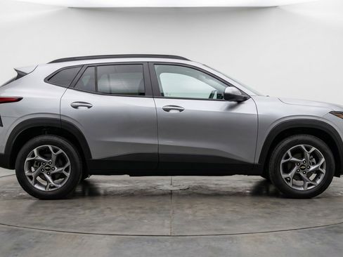 Used 2025 Chevrolet Trax LT FWD image 11
