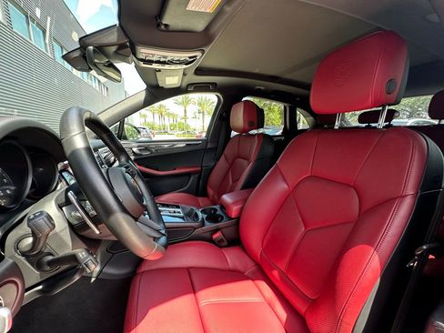 Certified 2023 Porsche Macan image 5
