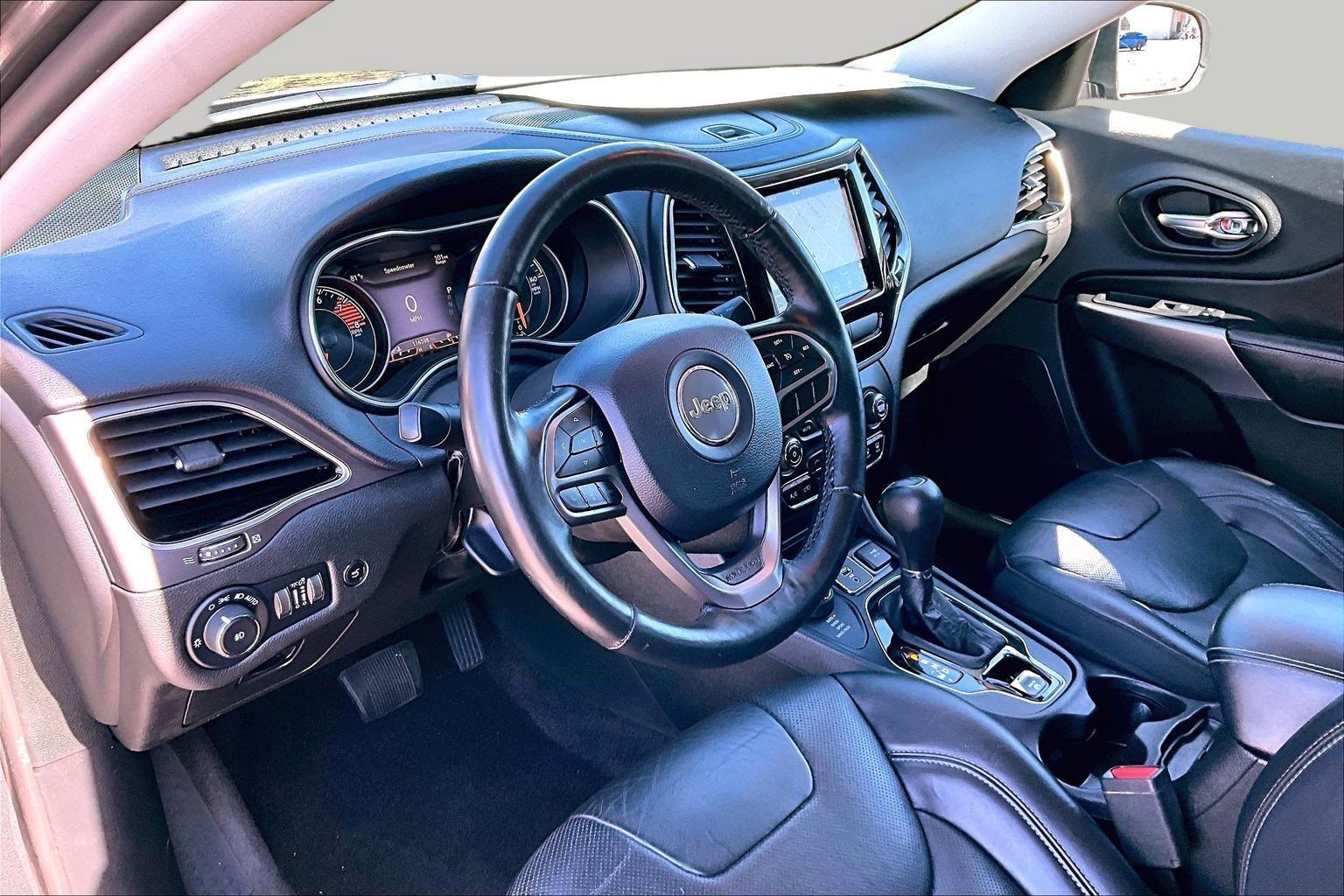 Used 2019 Jeep Cherokee Limited w/ Luxury Group AWD/4WD image 12