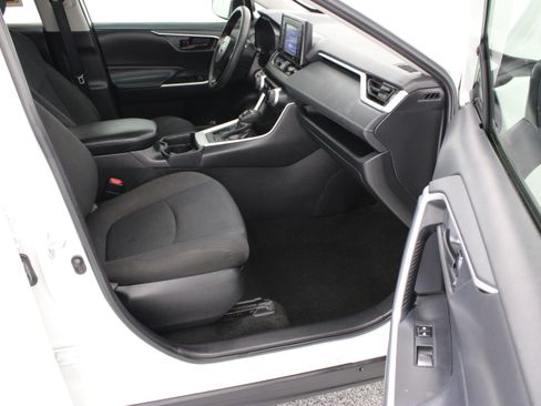 Used 2020 Toyota RAV4 LE FWD image 32