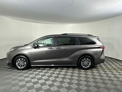 Used 2022 Toyota Sienna XLE w/ XLE Plus Package image 11