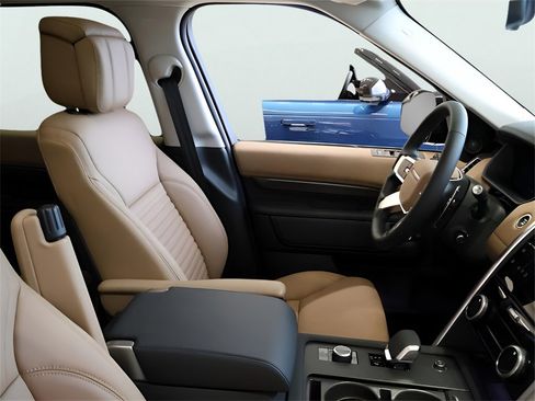 Used 2025 Land Rover Discovery Metropolitan Edition image 20