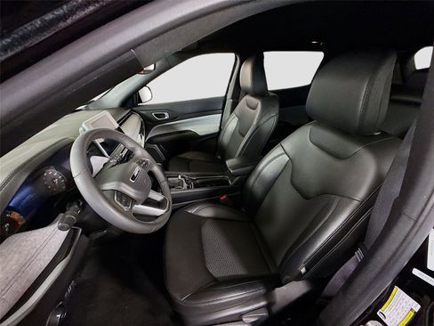 Used 2025 Jeep Compass Latitude AWD/4WD image 13