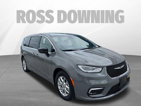 Used 2025 Chrysler Pacifica Select image 3