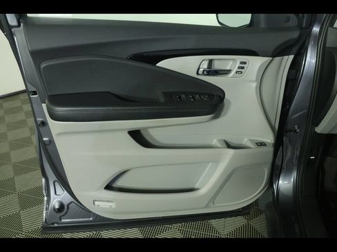 Used 2019 Honda Pilot Touring image 16