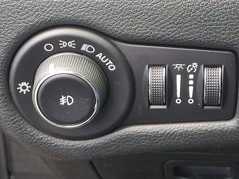 Used 2019 Jeep Cherokee Trailhawk AWD/4WD image 23