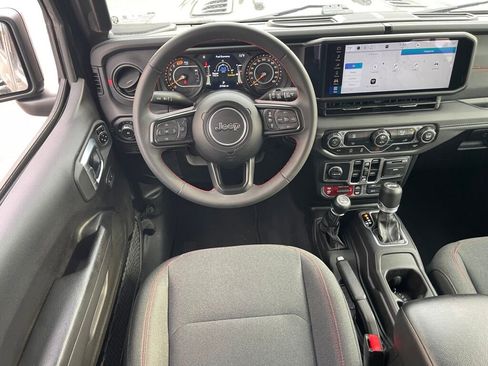 Used 2025 Jeep Wrangler Unlimited Rubicon AWD/4WD image 2