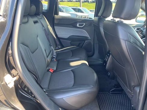 Used 2025 Jeep Compass Latitude w/ Sun & Sound Group AWD/4WD image 13