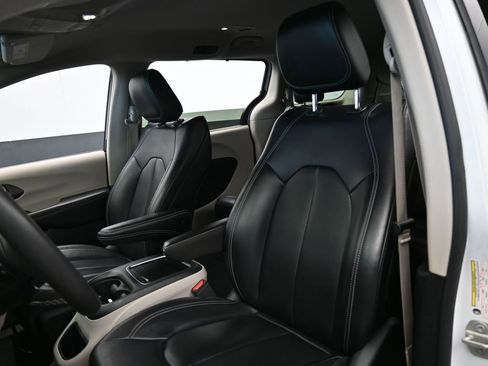 Used 2023 Chrysler Pacifica Touring-L FWD image 10