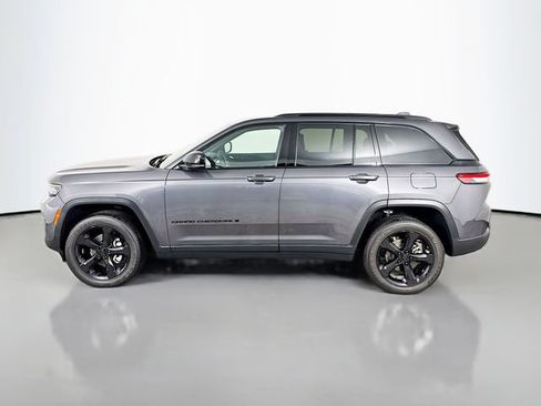 Used 2024 Jeep Grand Cherokee Altitude AWD/4WD image 10