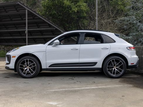 Certified 2023 Porsche Macan image 2
